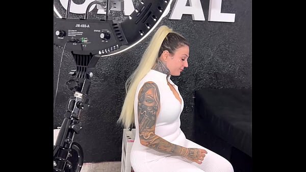 Tatuadora chupo tanto o cu da cliente que ela gozou muito na máquina vibrando