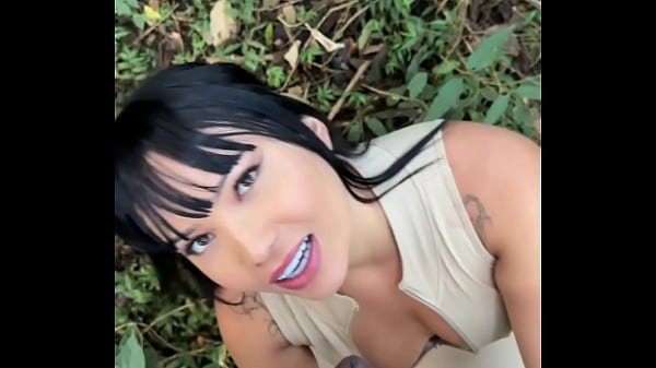 Asiática Gostosa foi Parada na Blitz e Fodeu Sem Camisinha com policial carioca no mato