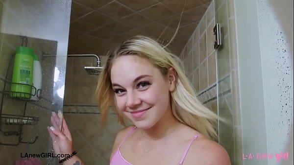 Une beauté blonde époustouflante a pris une douche