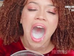 Junger Rotschopf schluckt viel Sperma